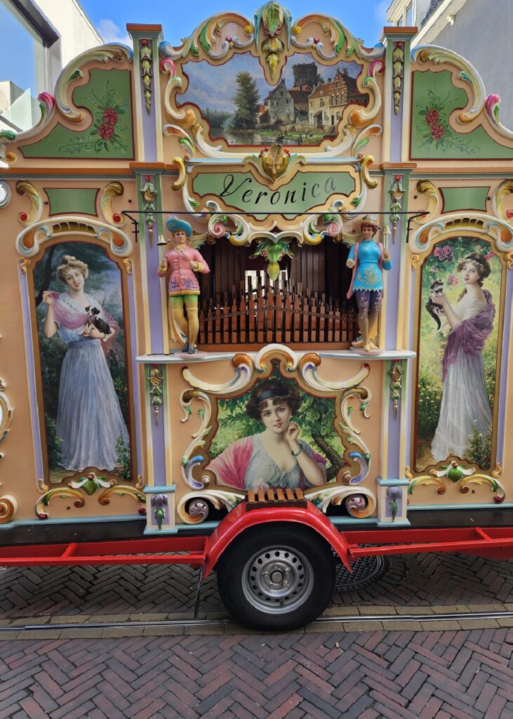 Dit prachtige huur draaiorgel is onlangs helemaal geverfd